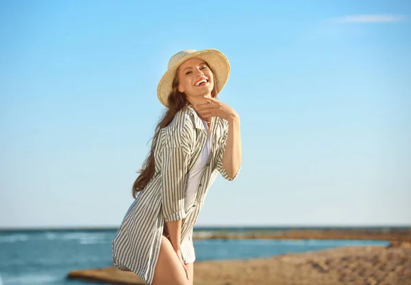 Jonge vrouw in beachwear — Stockfoto