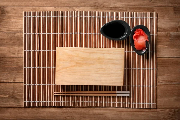 Placa de madera para sushi con salsa —  Fotos de Stock