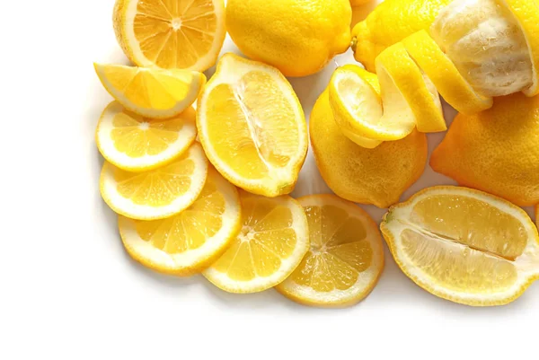 Heerlijke schijfjes en geschilde citroenen — Stockfoto