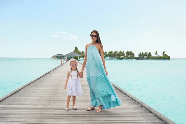 Mulher bonita com sua filha no resort do mar — Fotografia de Stock