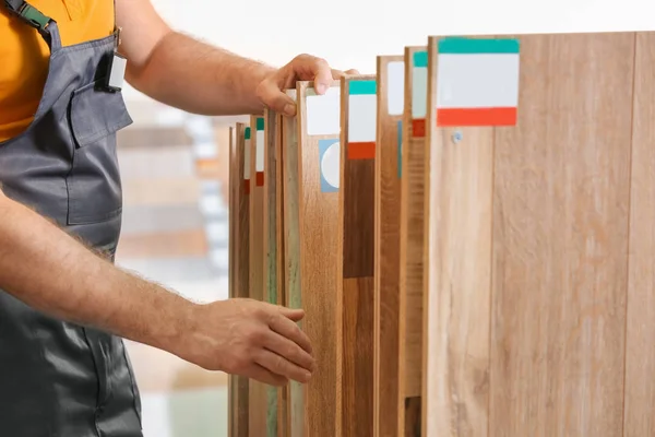 Carpenter choosing laminate samples — Stock Photo, Image