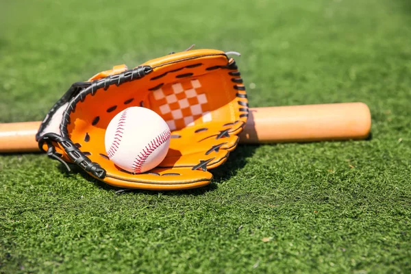 Beyzbol topuyla eldiveni ve sopası