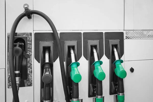 Bränslesystemets munstycken på bensinstation — Stockfoto