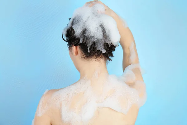 Ung kvinna tvätt hår — Stockfoto