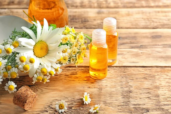 Ätherisches Öl und Kamillenblüten — Stockfoto