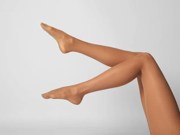 Beine der schönen jungen Frau — Stockfoto