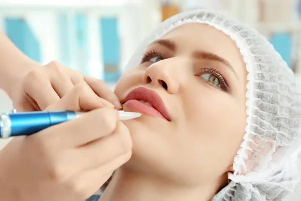 Woman having permanent makeup — Stock Photo, Image