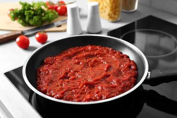 Сковородка с томатным соусом — стоковое фото