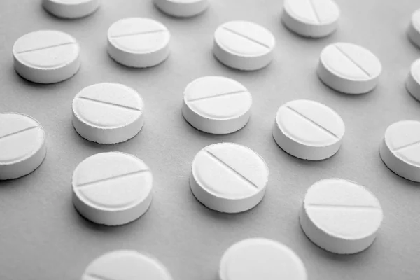 Белые медицинские таблетки — стоковое фото