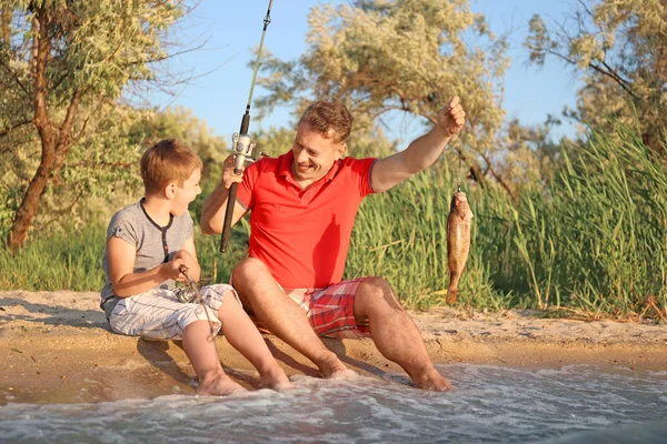 Apa és fia, horgászat — Stock Fotó