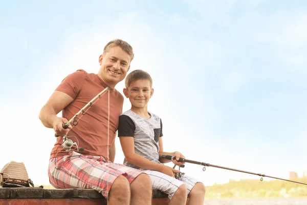 Папа и сын рыбачат — стоковое фото