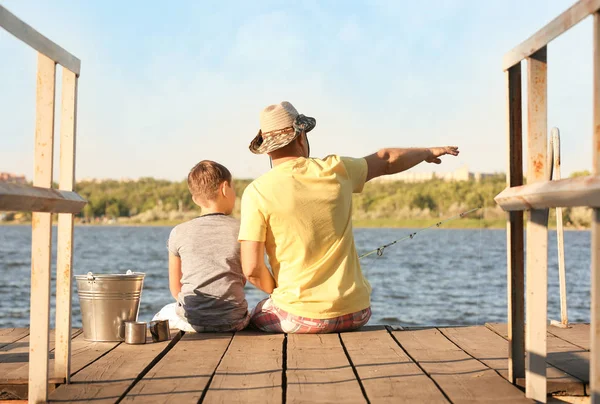 Папа и сын рыбачат — стоковое фото