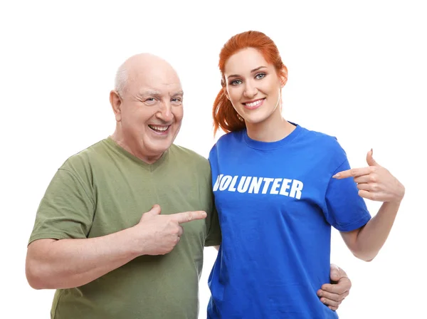 Женщина и старший мужчина указывают на футболку — стоковое фото