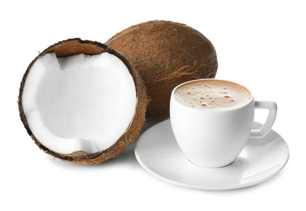 Чашка кофе и кокосы — стоковое фото