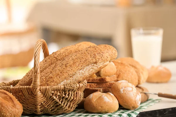 Korb mit leckerem Brot — Stockfoto