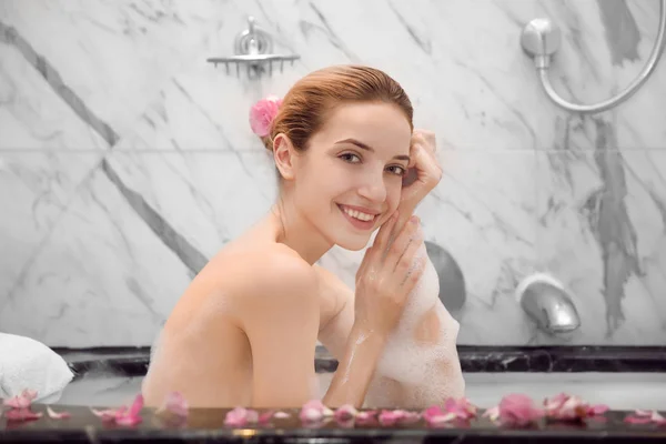 Mujer Relajante en Baño —  Fotos de Stock