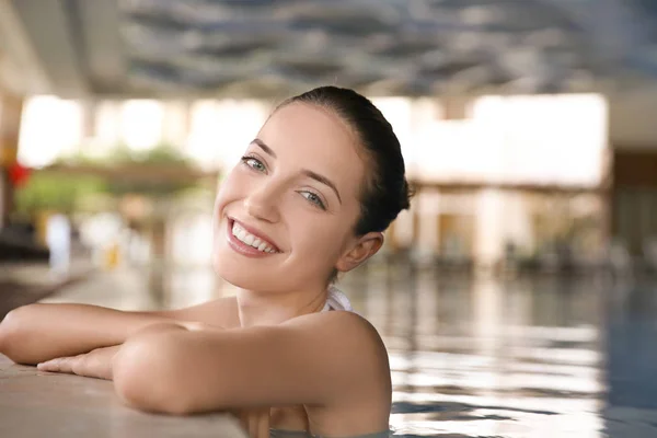 Žena relaxace v bazénu — Stock fotografie