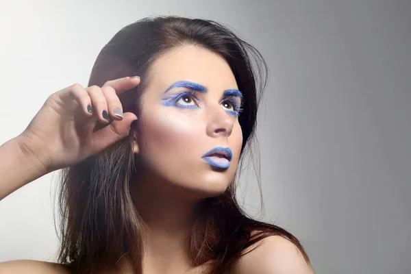 Kvinna med kreativ makeup — Stockfoto