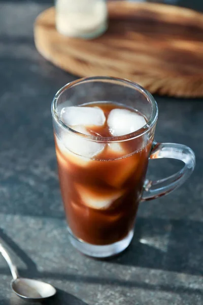 थंड ब्री कॉफी सह ग्लास कप — स्टॉक फोटो, इमेज