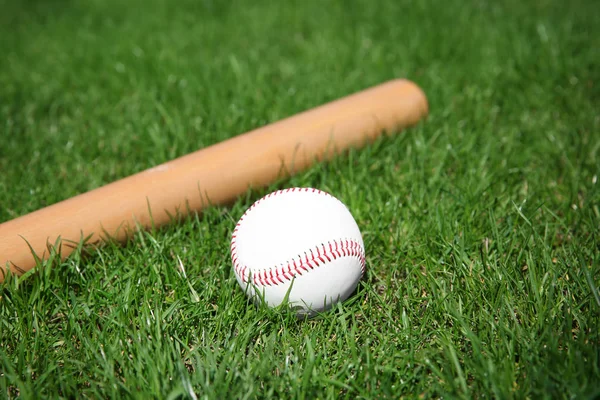 Baseball ball and bat — Stock Photo, Image