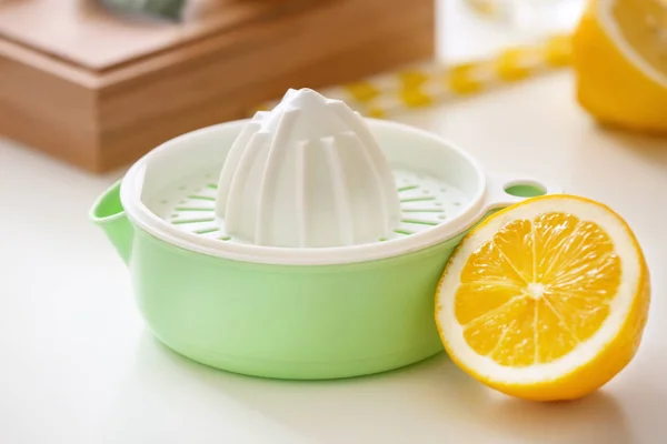 Plast squeezer och hälften av citron — Stockfoto