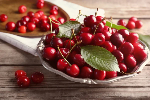 Placa con cerezas dulces — Foto de Stock