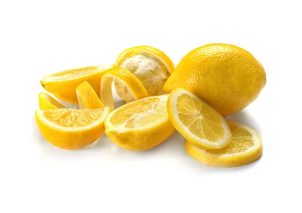 Limões em fatias e pelados — Fotografia de Stock