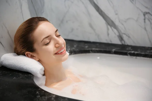 Mulher Relaxante em Bath — Fotografia de Stock