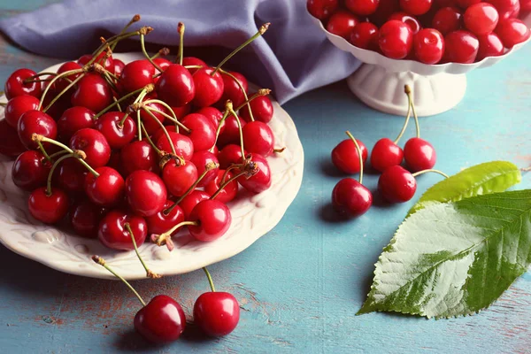 Plate with sweet cherries — Stock Photo, Image