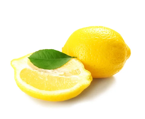 Frische Zitronen und Blatt — Stockfoto