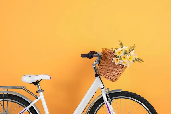 Bicycle with basket of flowers — Stock Photo, Image