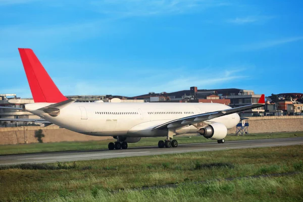 Enorme avión en el aeropuerto — Foto de Stock