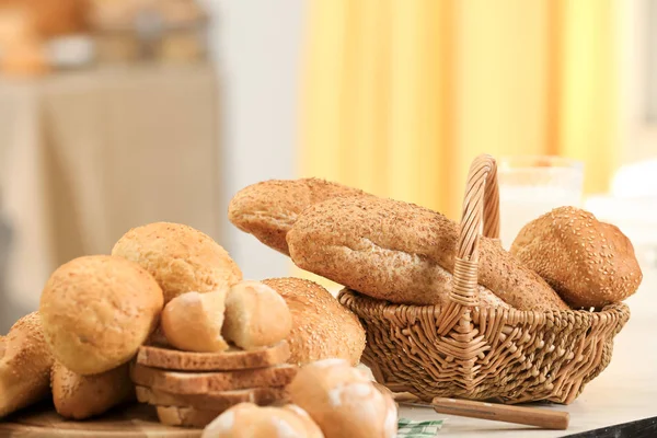 Mand met heerlijke brood — Stockfoto