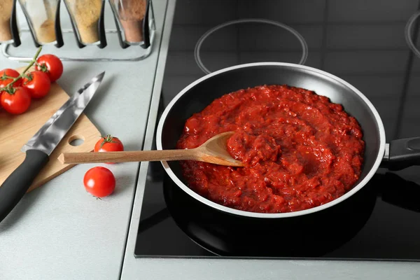 Koekenpan met tomatensaus — Stockfoto