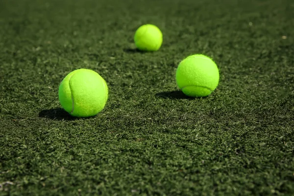 网球在草地上 — 图库照片