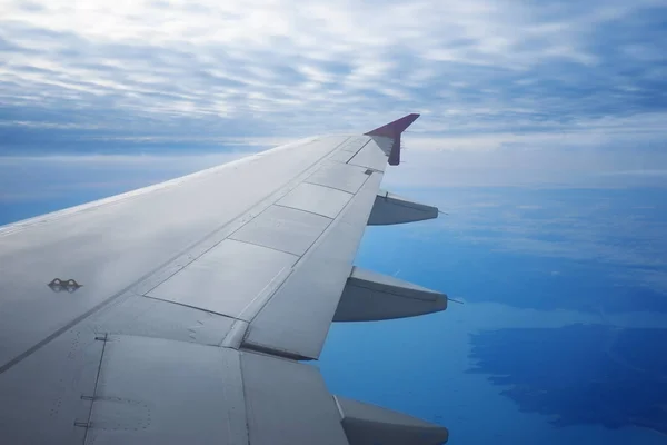 Vista del ala del avión desde la ventana —  Fotos de Stock