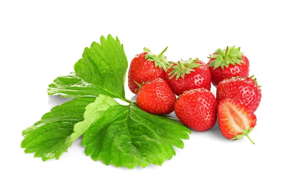 Ripe strawberries and leaves — Stock Photo, Image