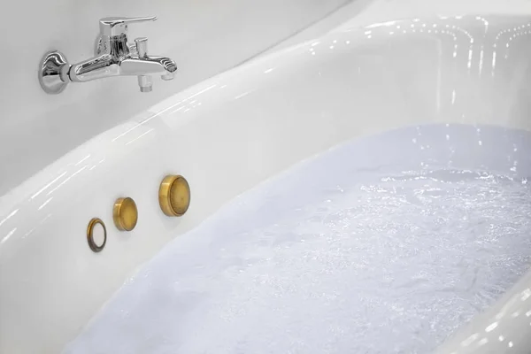 Новая ванна с джакузи — стоковое фото
