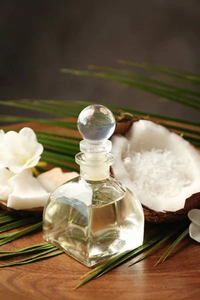 Talíř s láhev oleje, kokosový a Palmový list, closeup — Stock fotografie