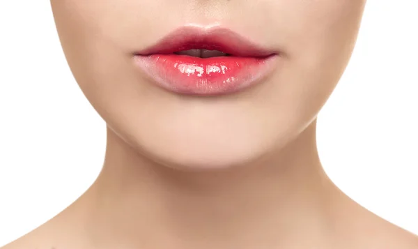 Jeune femme avec de belles lèvres — Photo