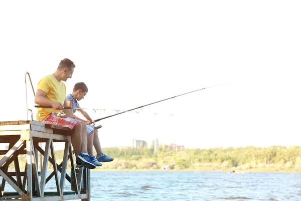 Pai e filho pesca — Fotografia de Stock