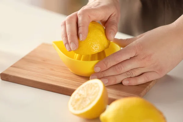 Žena připravuje limonáda — Stock fotografie