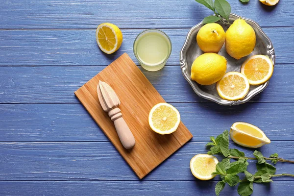 Tabla de cortar con exprimidor y limones —  Fotos de Stock