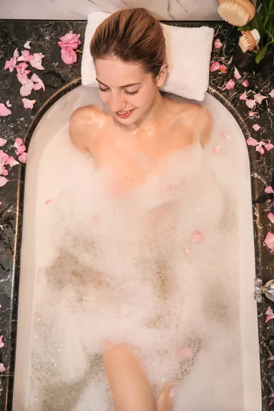 Женщина отдыхает в ванной — стоковое фото