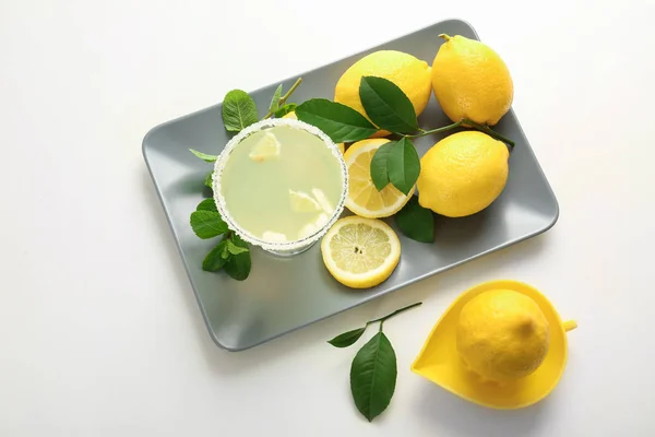 Talíř s sklenici šťávy a citrony — Stock fotografie