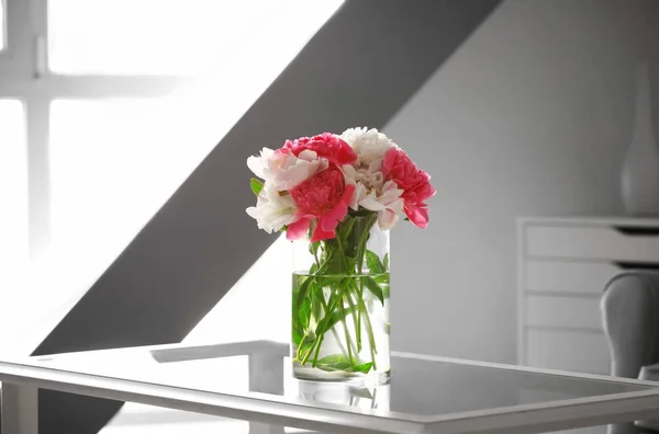 Стеклянная ваза с красивыми пионами — стоковое фото