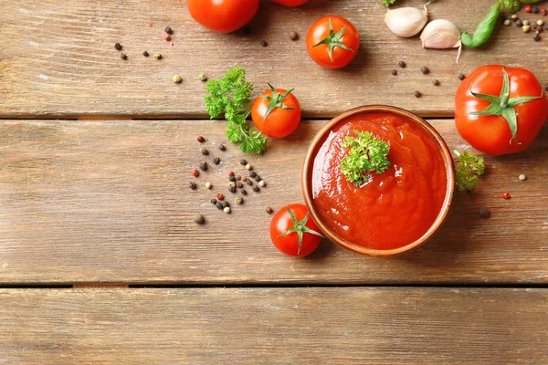 Cuenco con salsa y tomates —  Fotos de Stock