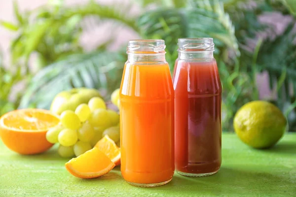 A palack finom gyümölcslevek — Stock Fotó