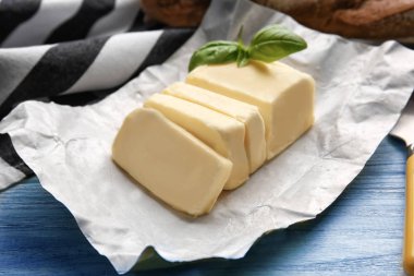 Unwrapped tereyağı parçası