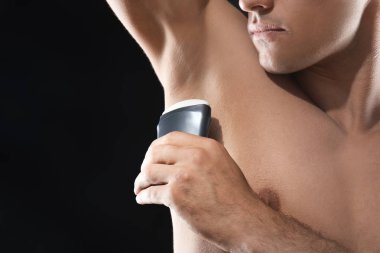 deodorant olan genç adam